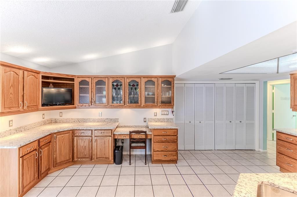 Под контрактом: $330,000 (3 спален, 2 ванн, 1793 Квадратных фут)