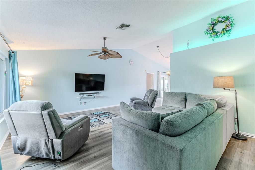 Под контрактом: $330,000 (3 спален, 2 ванн, 1793 Квадратных фут)