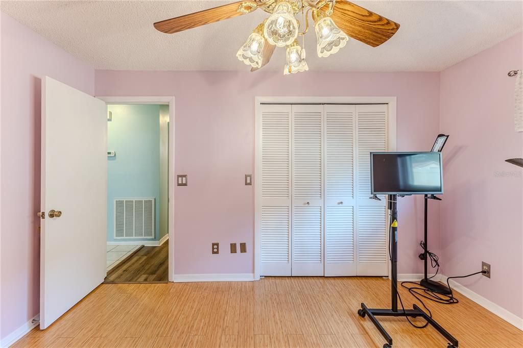 Под контрактом: $330,000 (3 спален, 2 ванн, 1793 Квадратных фут)