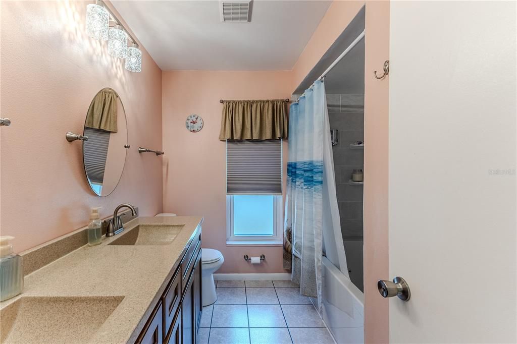 Под контрактом: $330,000 (3 спален, 2 ванн, 1793 Квадратных фут)