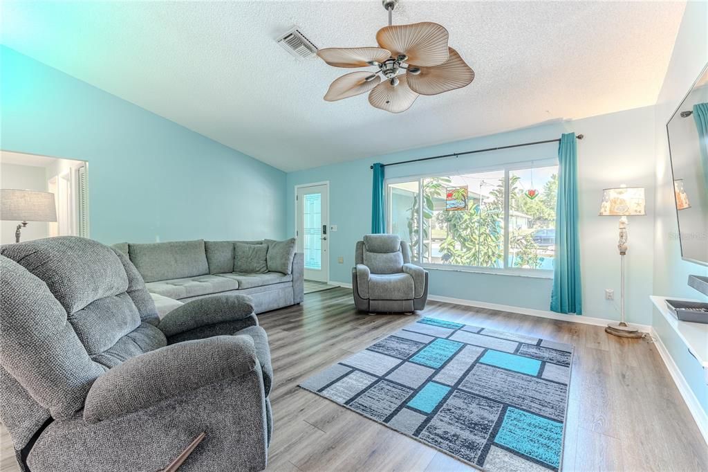 Под контрактом: $330,000 (3 спален, 2 ванн, 1793 Квадратных фут)