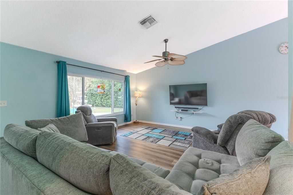 Под контрактом: $330,000 (3 спален, 2 ванн, 1793 Квадратных фут)