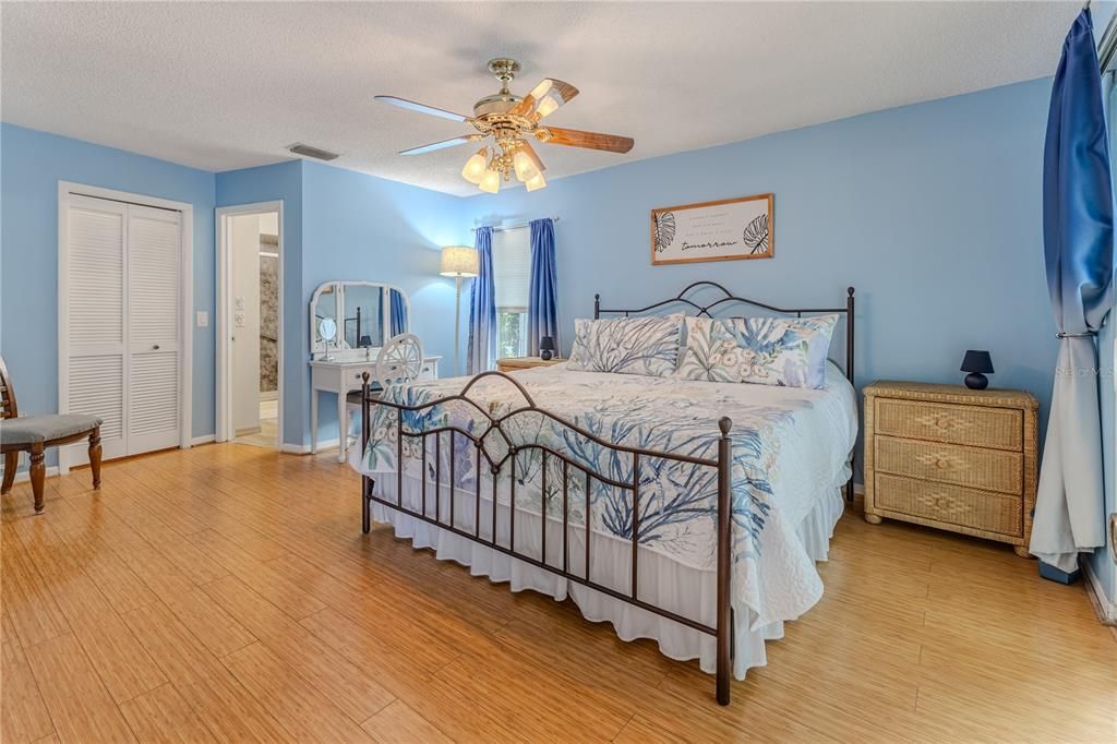 Под контрактом: $330,000 (3 спален, 2 ванн, 1793 Квадратных фут)