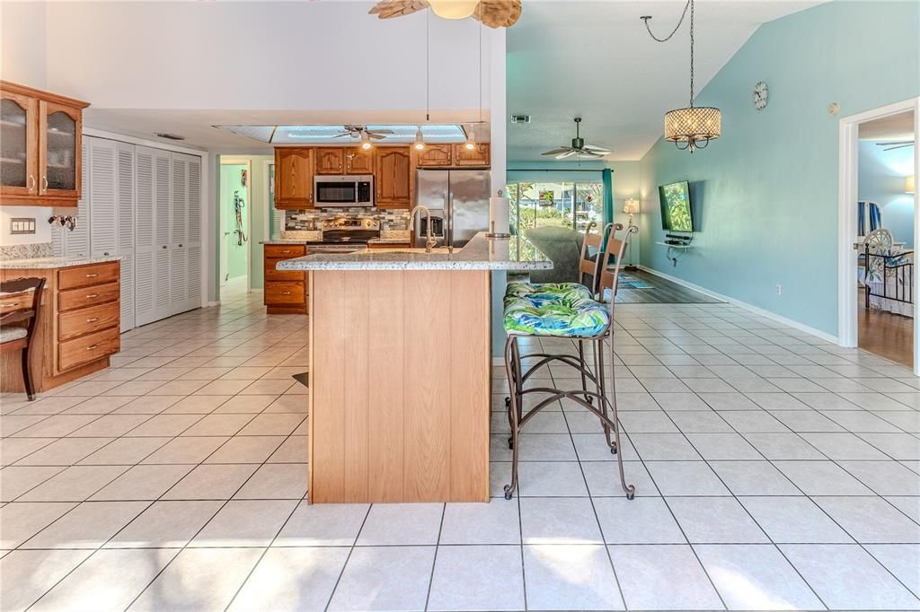 Под контрактом: $330,000 (3 спален, 2 ванн, 1793 Квадратных фут)