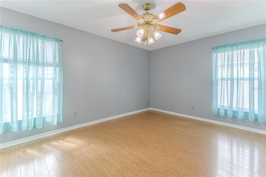 Под контрактом: $330,000 (3 спален, 2 ванн, 1793 Квадратных фут)