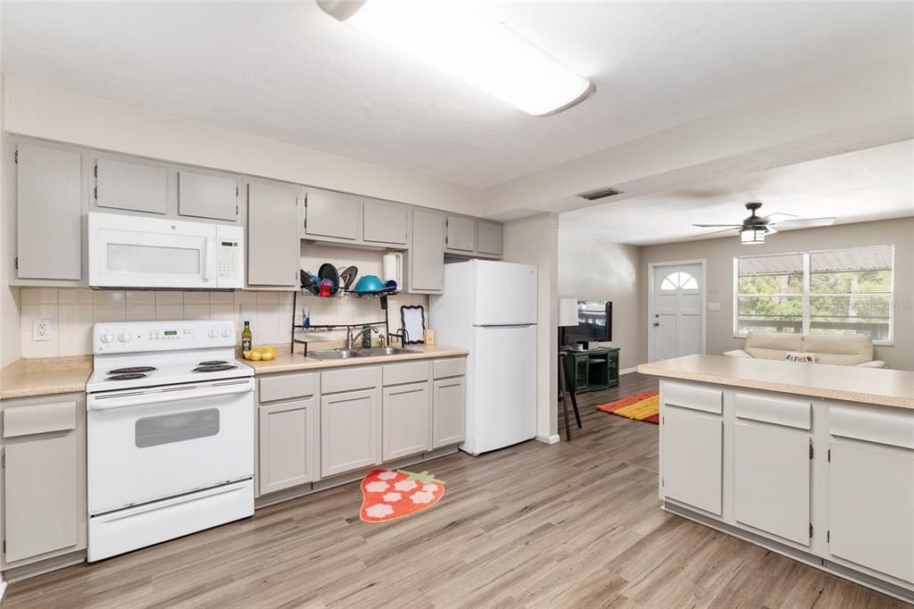 Active With Contract: $599,900 (8 beds, 0 baths, 3360 Square Feet)