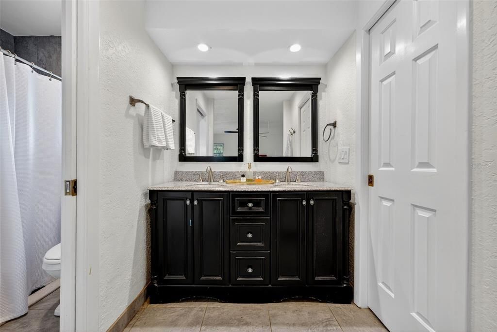 En Venta: $979,000 (4 camas, 2 baños, 2375 Pies cuadrados)