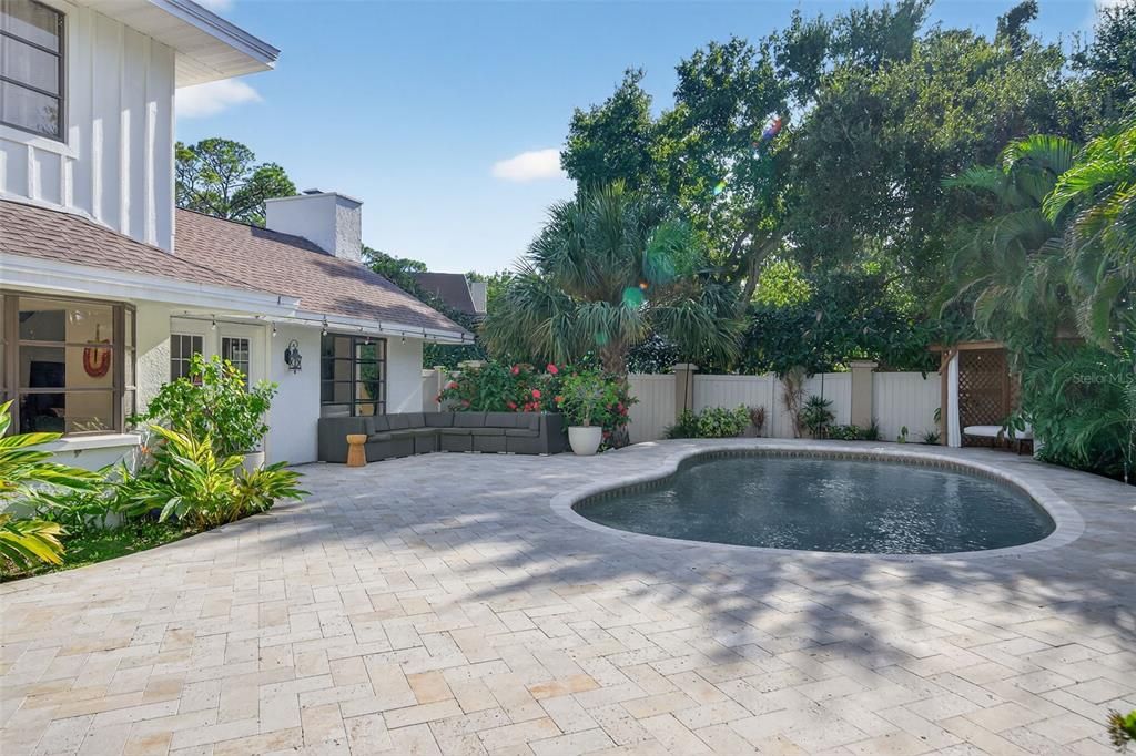 En Venta: $979,000 (4 camas, 2 baños, 2375 Pies cuadrados)