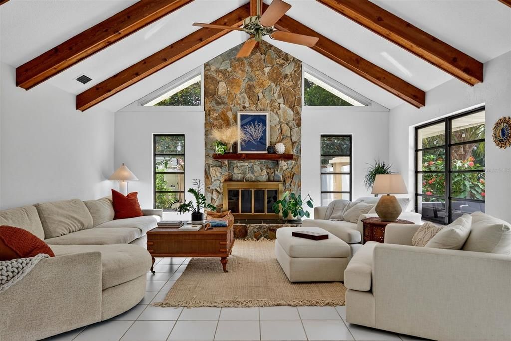 En Venta: $979,000 (4 camas, 2 baños, 2375 Pies cuadrados)