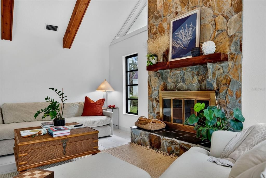 En Venta: $979,000 (4 camas, 2 baños, 2375 Pies cuadrados)