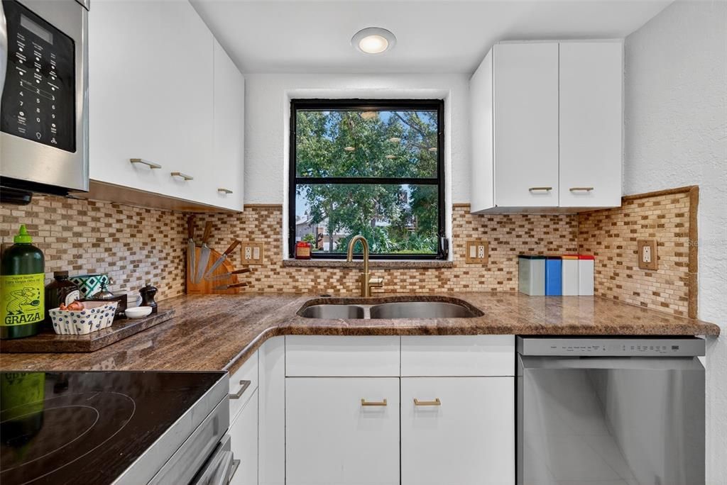 En Venta: $979,000 (4 camas, 2 baños, 2375 Pies cuadrados)