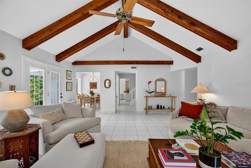 En Venta: $979,000 (4 camas, 2 baños, 2375 Pies cuadrados)