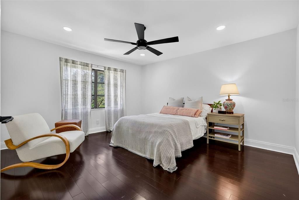 En Venta: $979,000 (4 camas, 2 baños, 2375 Pies cuadrados)