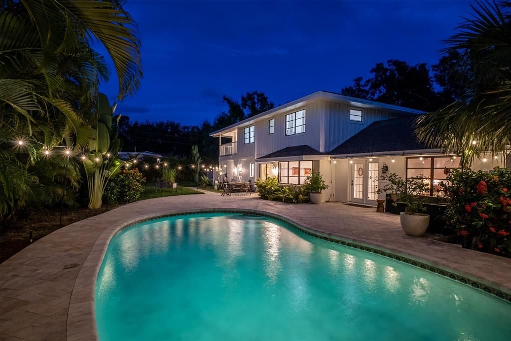 En Venta: $979,000 (4 camas, 2 baños, 2375 Pies cuadrados)