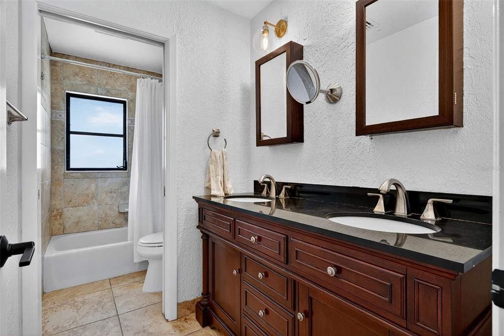 En Venta: $979,000 (4 camas, 2 baños, 2375 Pies cuadrados)