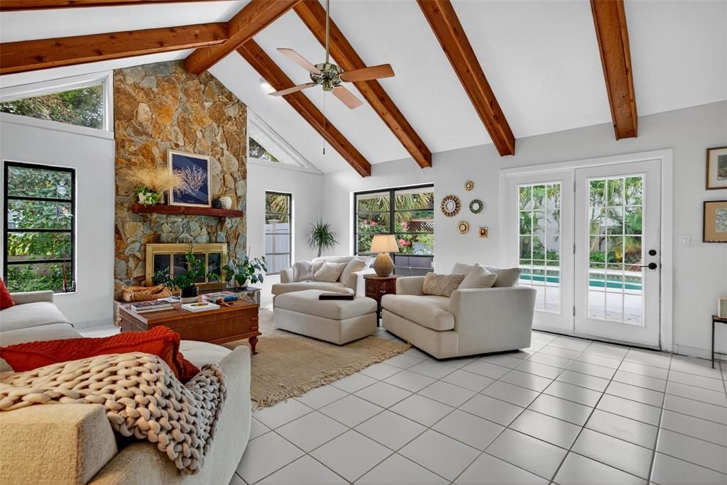 En Venta: $979,000 (4 camas, 2 baños, 2375 Pies cuadrados)