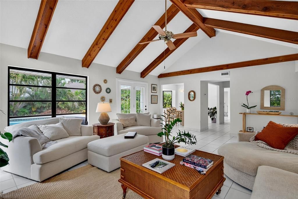 En Venta: $979,000 (4 camas, 2 baños, 2375 Pies cuadrados)