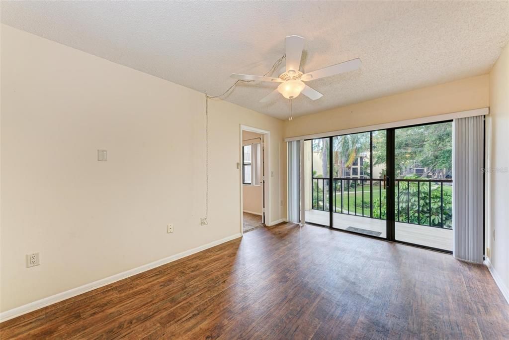 В аренду: $1,300 (1 спален, 1 ванн, 924 Квадратных фут)