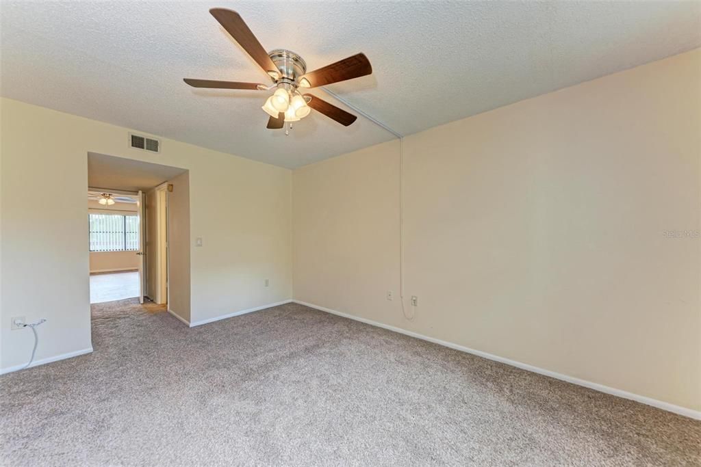 В аренду: $1,300 (1 спален, 1 ванн, 924 Квадратных фут)