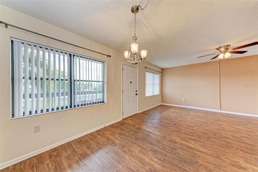 В аренду: $1,300 (1 спален, 1 ванн, 924 Квадратных фут)