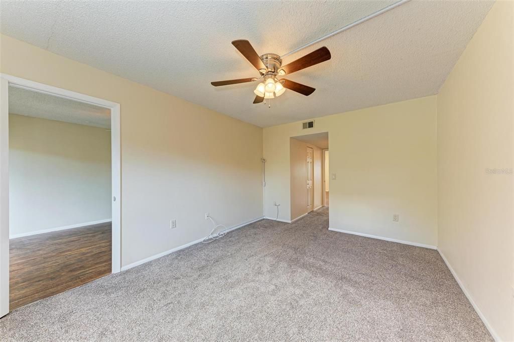 В аренду: $1,300 (1 спален, 1 ванн, 924 Квадратных фут)