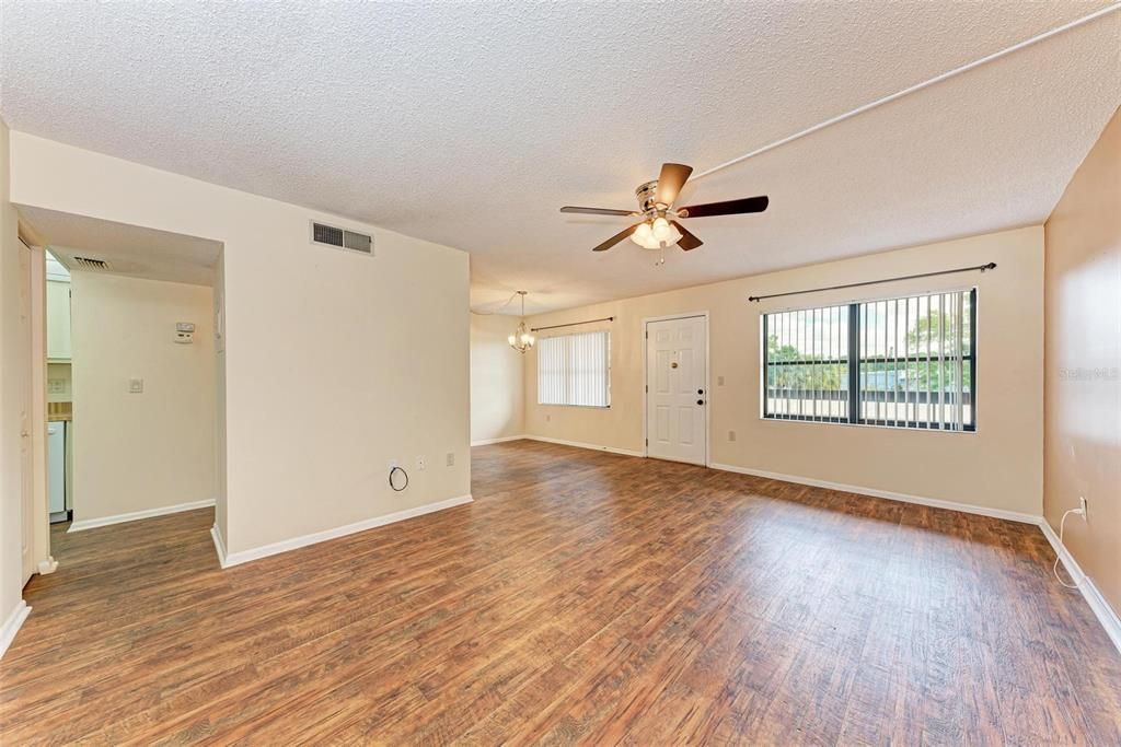 В аренду: $1,300 (1 спален, 1 ванн, 924 Квадратных фут)