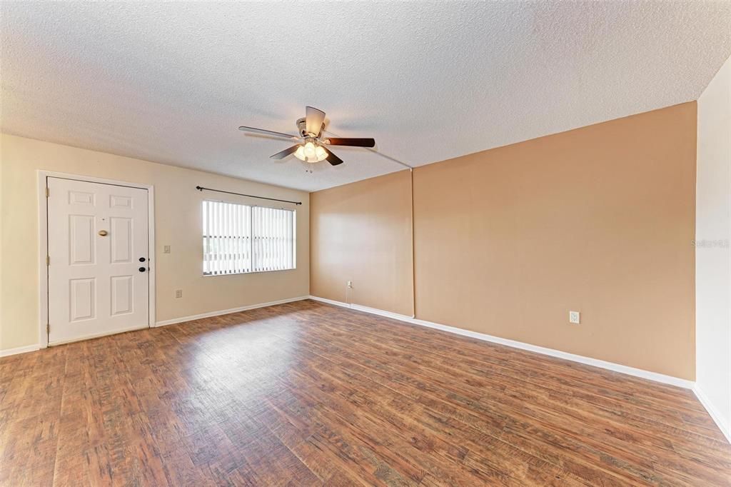 В аренду: $1,300 (1 спален, 1 ванн, 924 Квадратных фут)