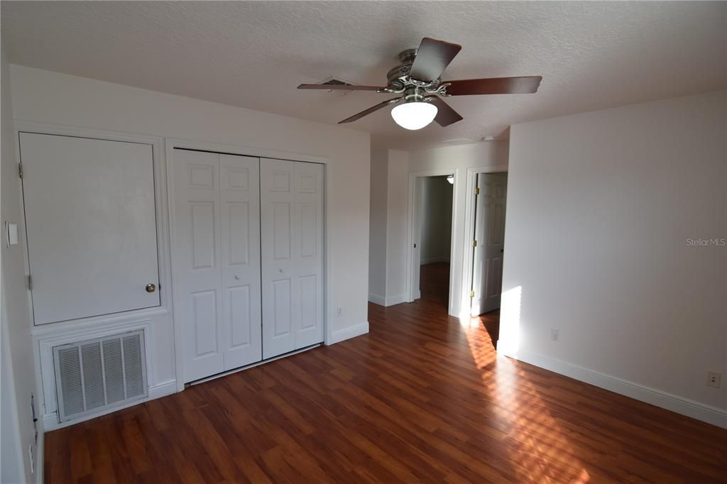 合同活跃: $2,100 (3 贝兹, 2 浴室, 1716 平方英尺)