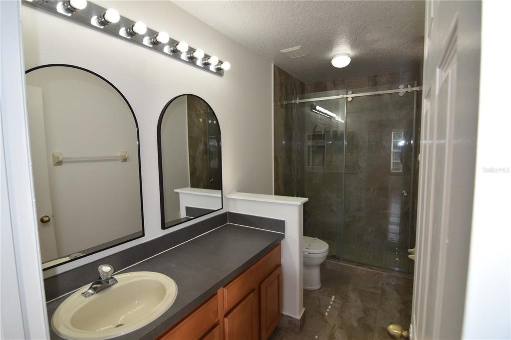 合同活跃: $2,100 (3 贝兹, 2 浴室, 1716 平方英尺)