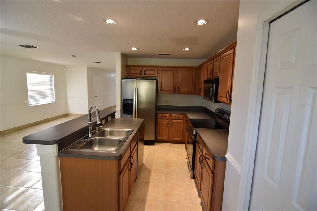 合同活跃: $2,100 (3 贝兹, 2 浴室, 1716 平方英尺)