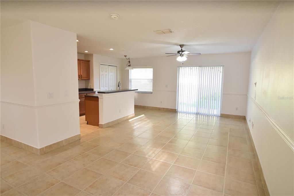 合同活跃: $2,100 (3 贝兹, 2 浴室, 1716 平方英尺)