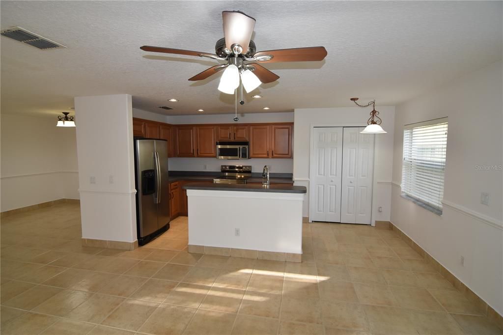 合同活跃: $2,100 (3 贝兹, 2 浴室, 1716 平方英尺)