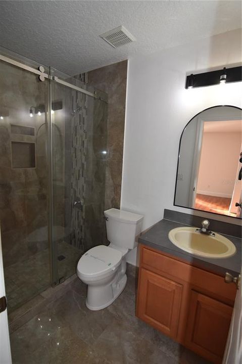 合同活跃: $2,100 (3 贝兹, 2 浴室, 1716 平方英尺)