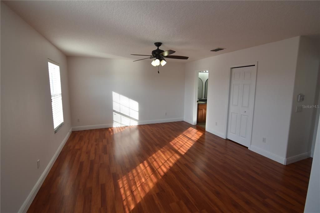 合同活跃: $2,100 (3 贝兹, 2 浴室, 1716 平方英尺)