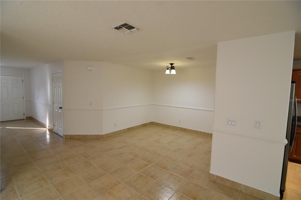 合同活跃: $2,100 (3 贝兹, 2 浴室, 1716 平方英尺)