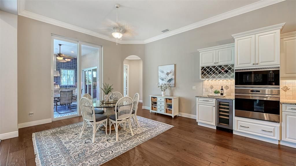 Под контрактом: $1,725,000 (4 спален, 3 ванн, 3140 Квадратных фут)