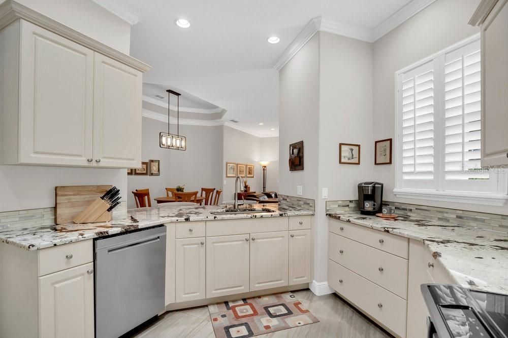 合同活跃: $369,900 (2 贝兹, 2 浴室, 1748 平方英尺)