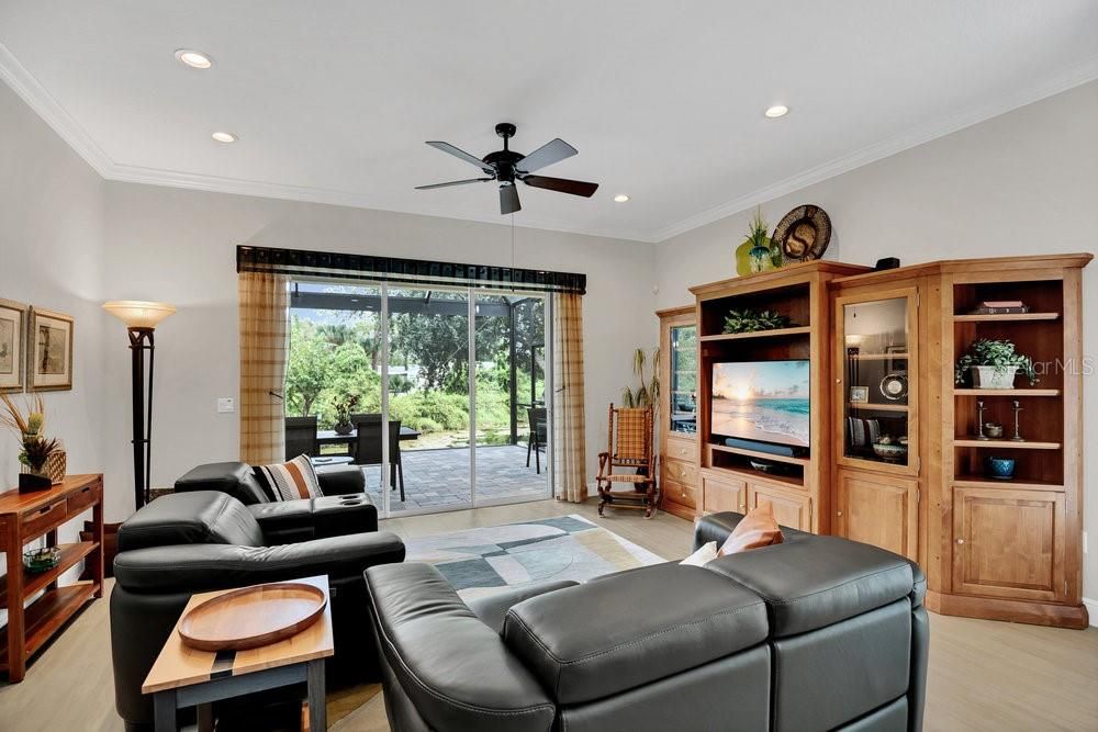 合同活跃: $369,900 (2 贝兹, 2 浴室, 1748 平方英尺)