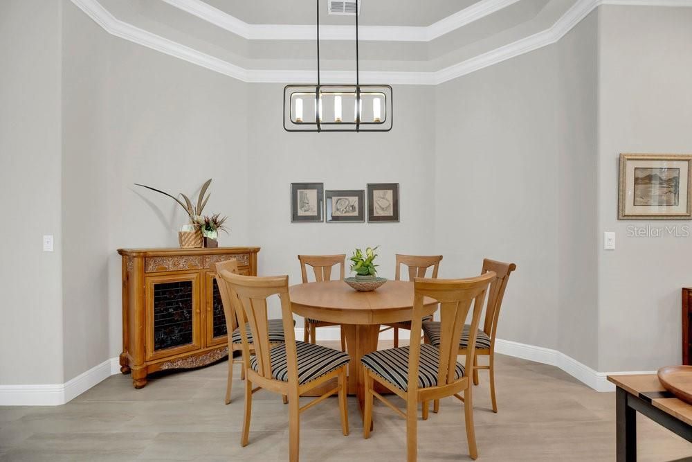 合同活跃: $369,900 (2 贝兹, 2 浴室, 1748 平方英尺)