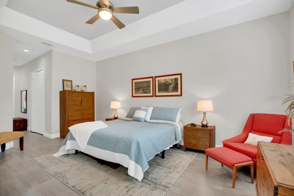 合同活跃: $369,900 (2 贝兹, 2 浴室, 1748 平方英尺)