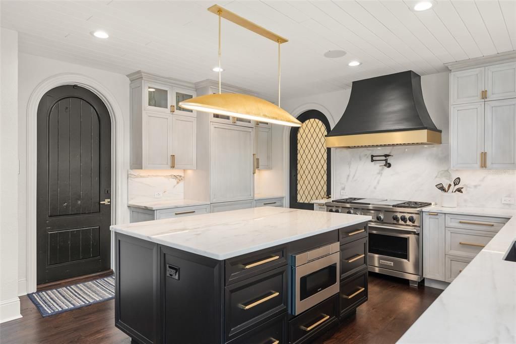 На продажу: $5,325,000 (4 спален, 5 ванн, 6424 Квадратных фут)