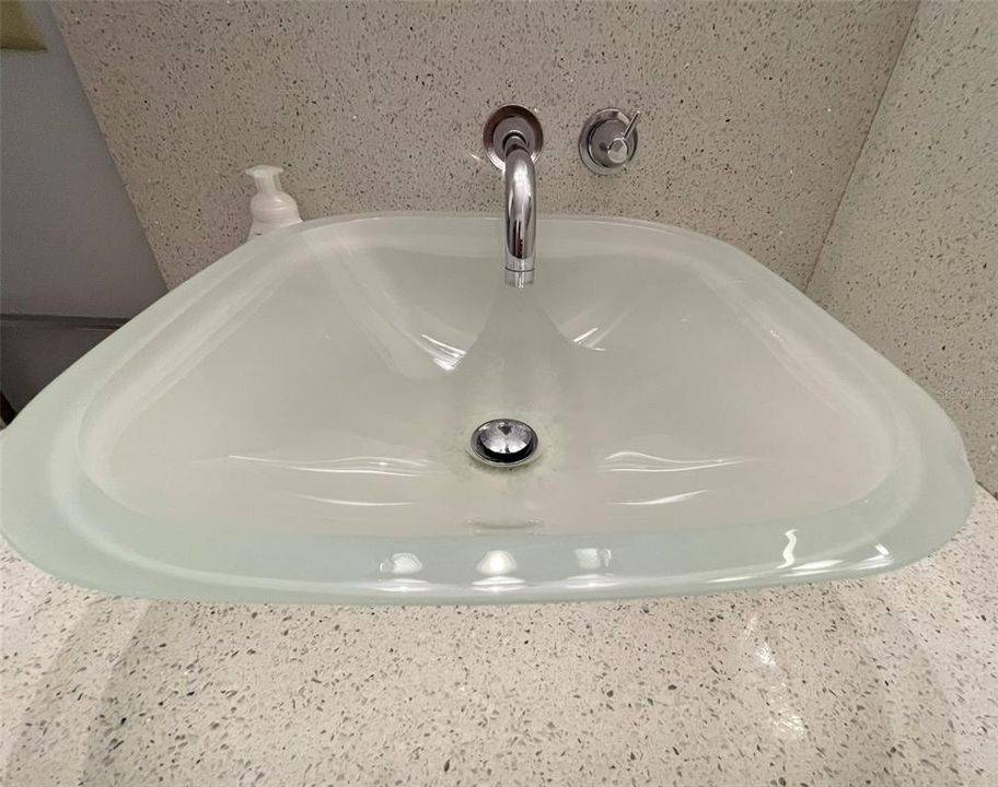 Под контрактом: $130,000 (2 спален, 2 ванн, 984 Квадратных фут)