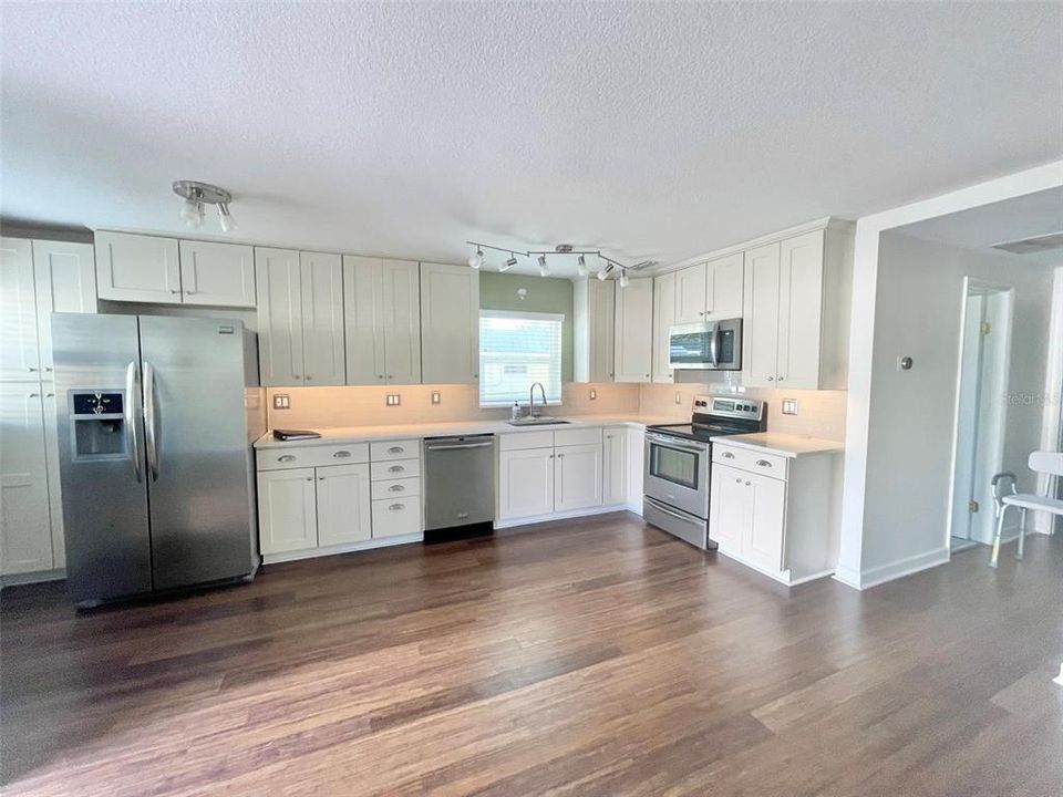 Под контрактом: $130,000 (2 спален, 2 ванн, 984 Квадратных фут)