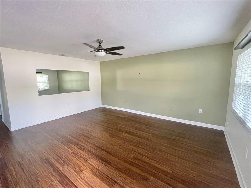 Под контрактом: $130,000 (2 спален, 2 ванн, 984 Квадратных фут)