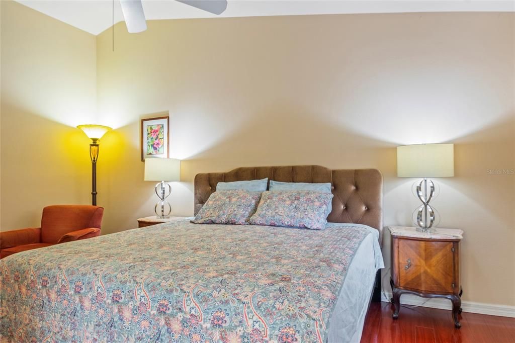 合同活跃: $314,000 (2 贝兹, 2 浴室, 1156 平方英尺)