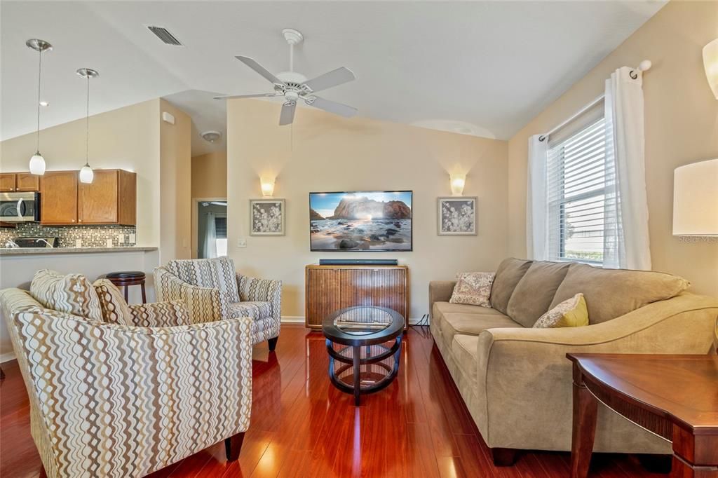 合同活跃: $314,000 (2 贝兹, 2 浴室, 1156 平方英尺)