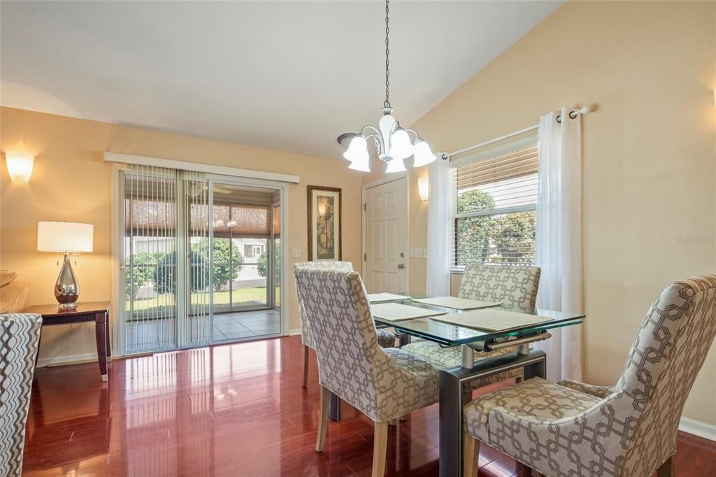 合同活跃: $314,000 (2 贝兹, 2 浴室, 1156 平方英尺)