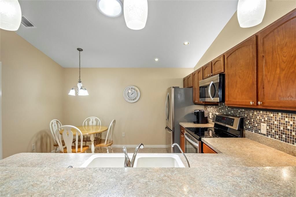 合同活跃: $314,000 (2 贝兹, 2 浴室, 1156 平方英尺)