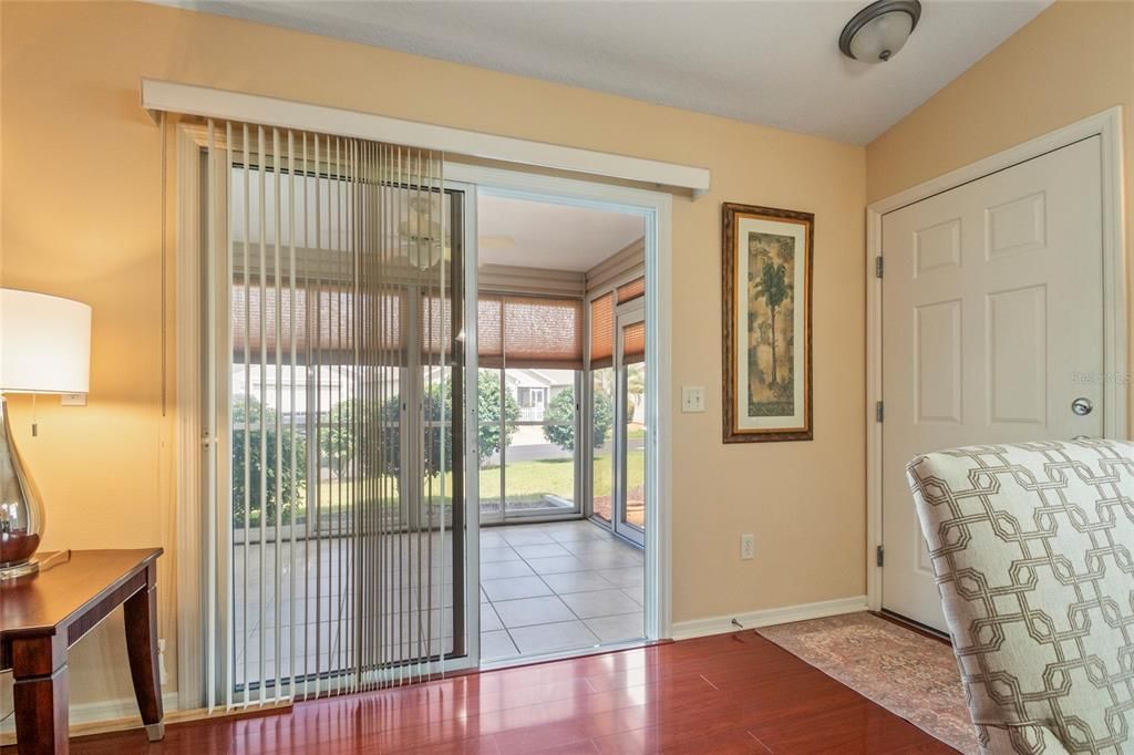 合同活跃: $314,000 (2 贝兹, 2 浴室, 1156 平方英尺)