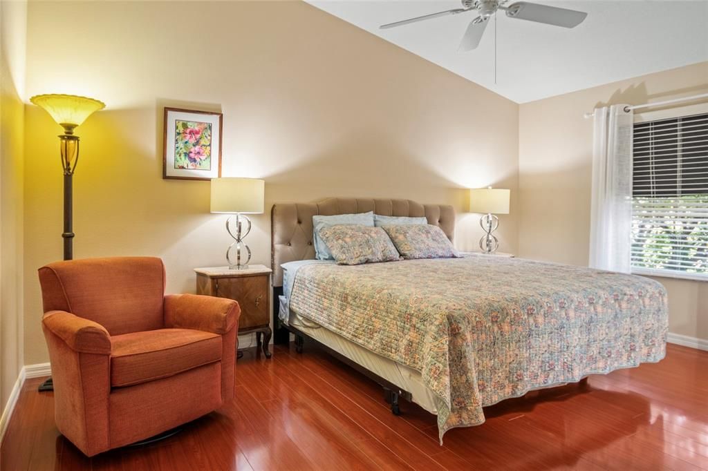 合同活跃: $314,000 (2 贝兹, 2 浴室, 1156 平方英尺)